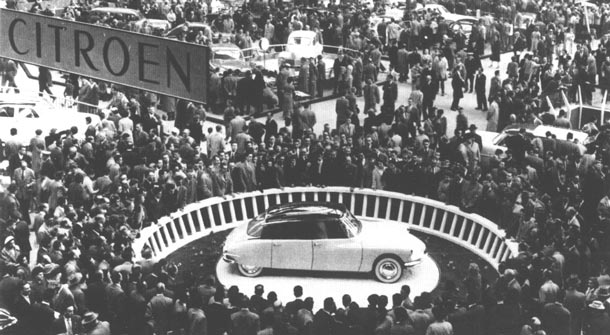 Der neue Citroën als Mittelpunkt des Pariser Salons im Oktober 1955